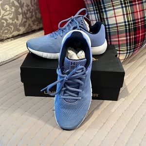 Under Armour, micro G pursuit tennis shoes.